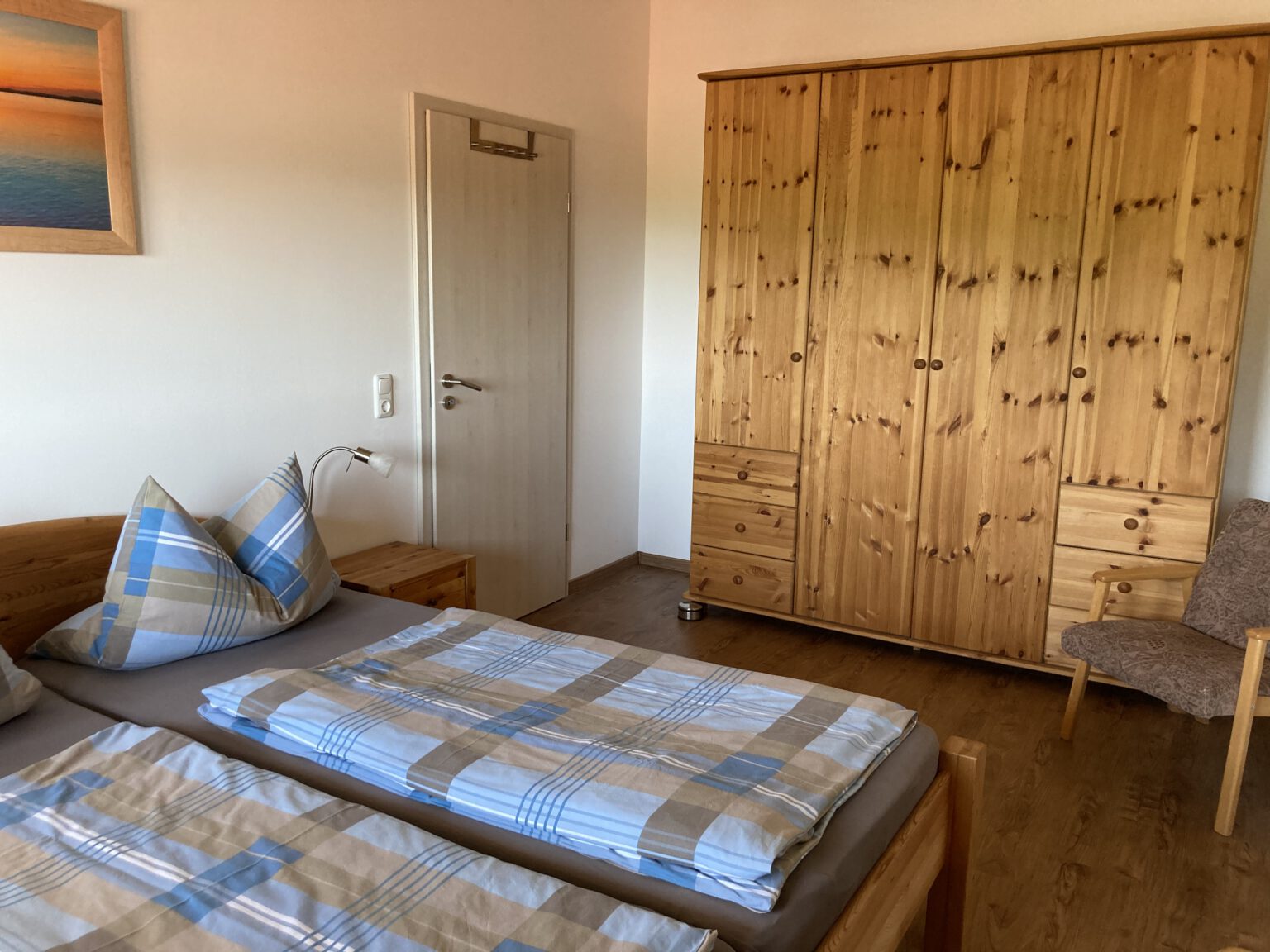 Schlafzimmer mit Doppelbett und Schrank, Ferienwohnungen Sankt Englmar