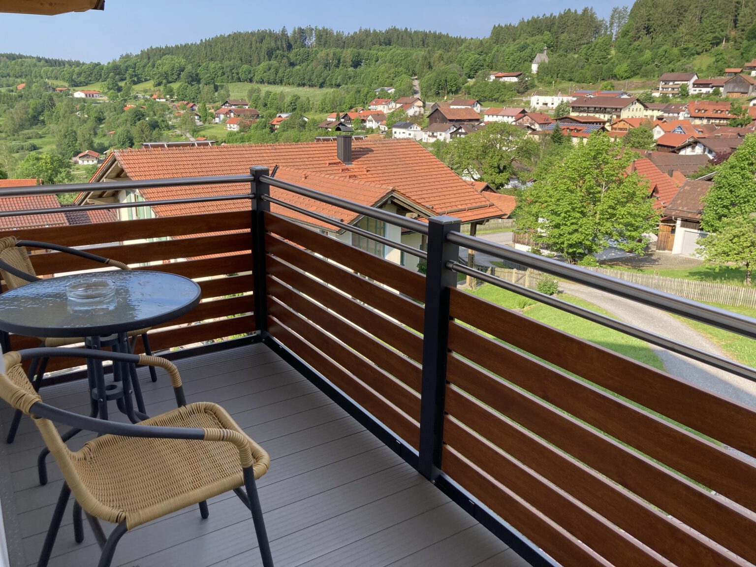 Balkon mit Dorfblick in Ferienwohnung 1, Ferienwohnungen Sankt Englmar